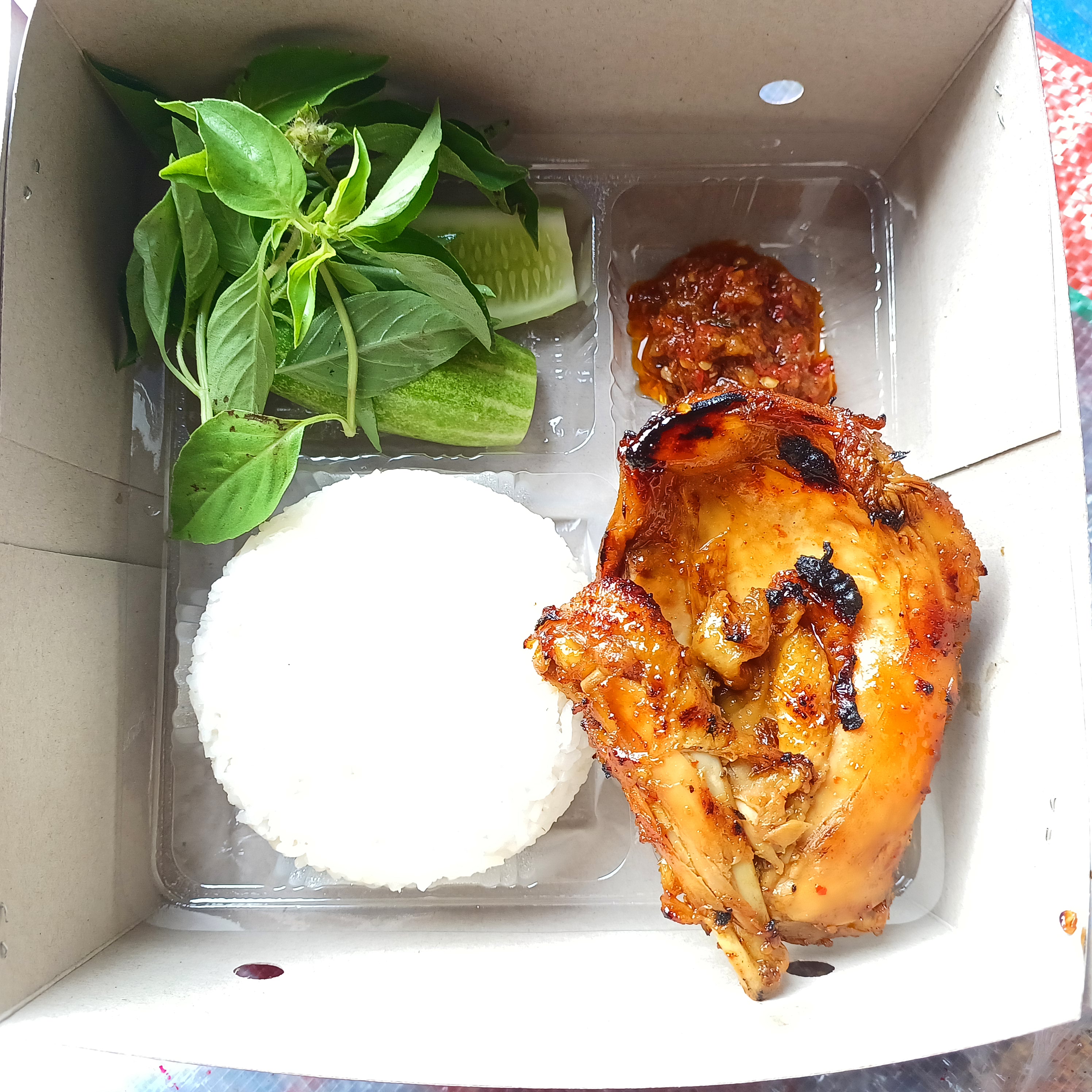 Nasi Lalapan Ayam Bakar 1/4